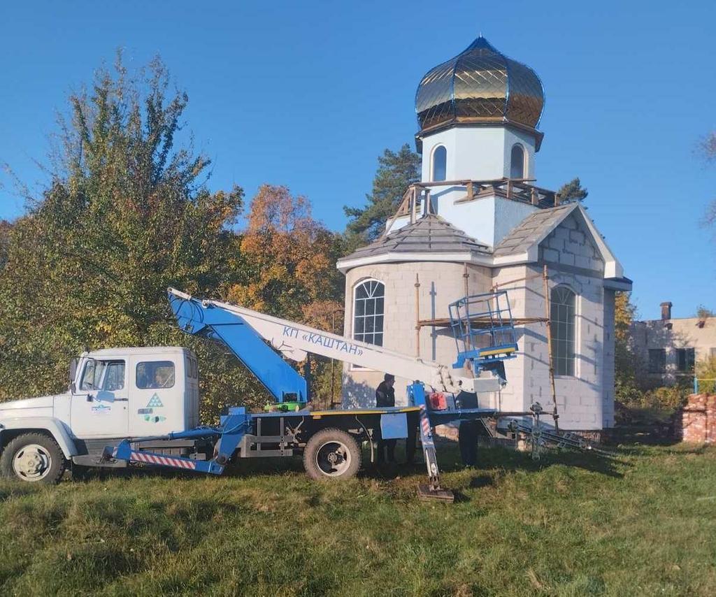 Попри війну у селі на Полтавщині таки добудують капличку