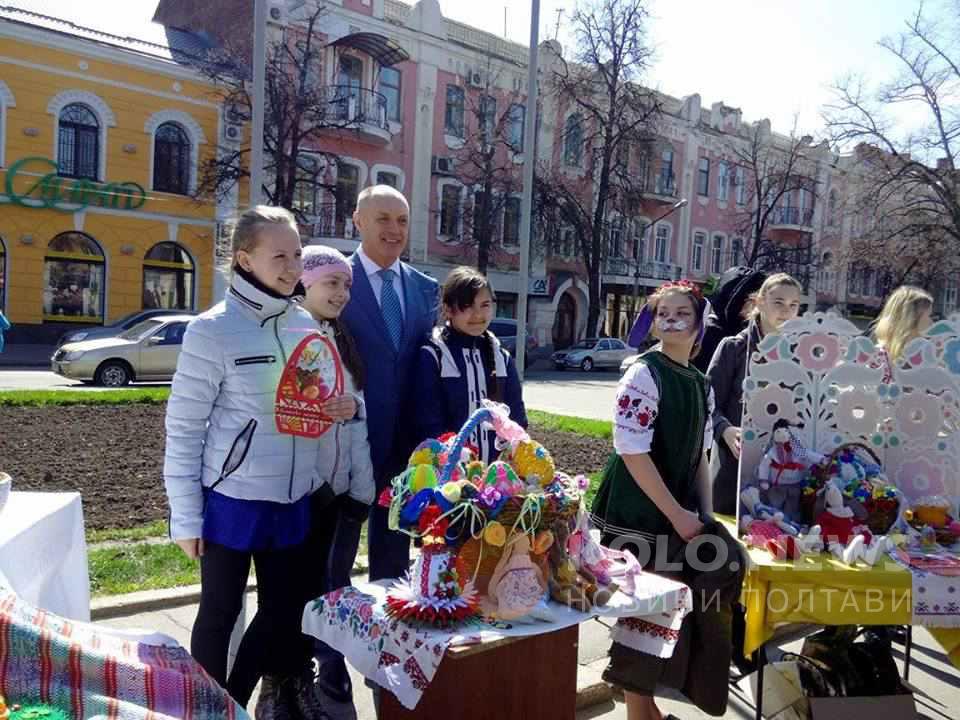 Мера Полтави, якого тиждень немає у міській раді, побачили на святі. ФОТО