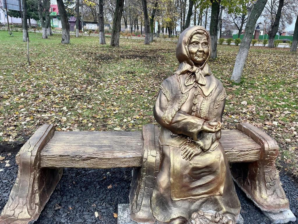 В Опішні встановили скульптуру бабусі зі сливами. ФОТО