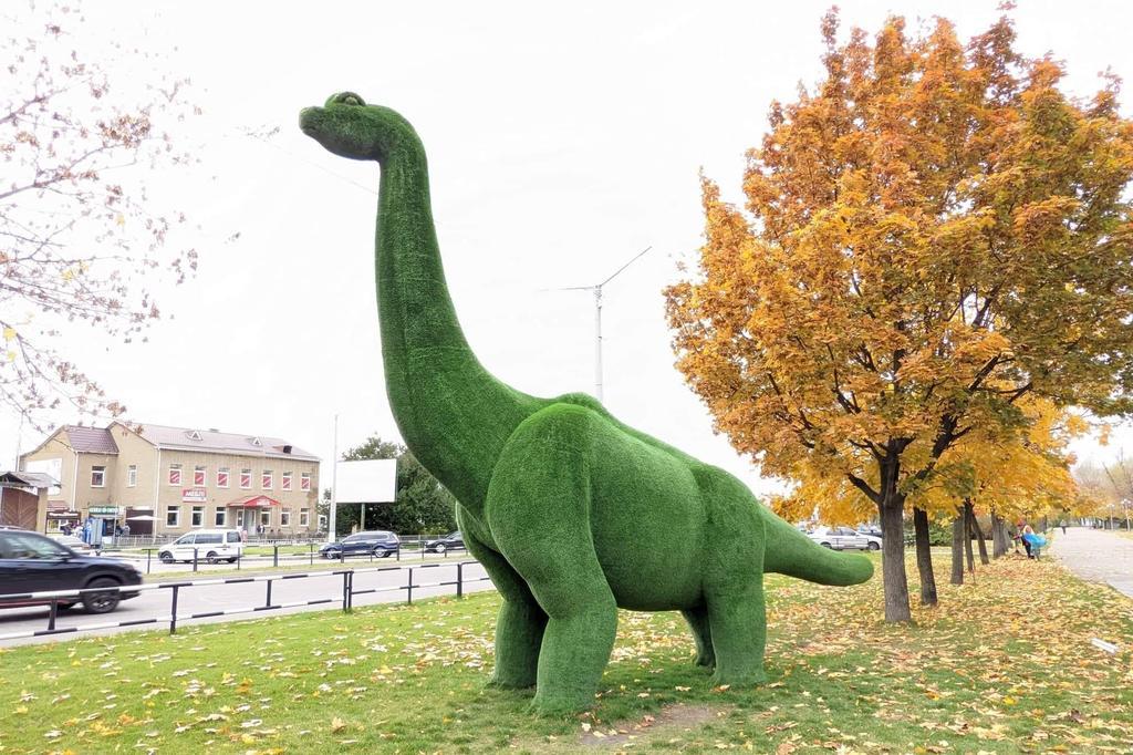 Парк з динозаврами у Горішніх Плавнях осінню. Фото. Відео