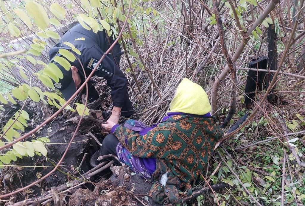  82-річну бабусю, яка застрягла у лісових чагарниках, врятували поліцейські Кременчука
