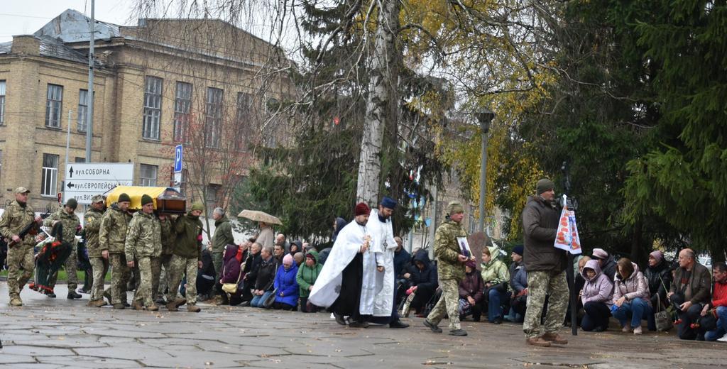 У Пирятині провели в останню путь героя-земляка Віктора Зубенка