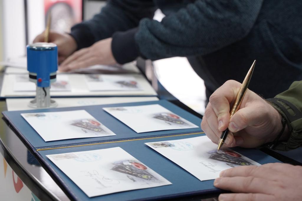 Нова поштова марка «Кримський міст на біс!» уже в обігу