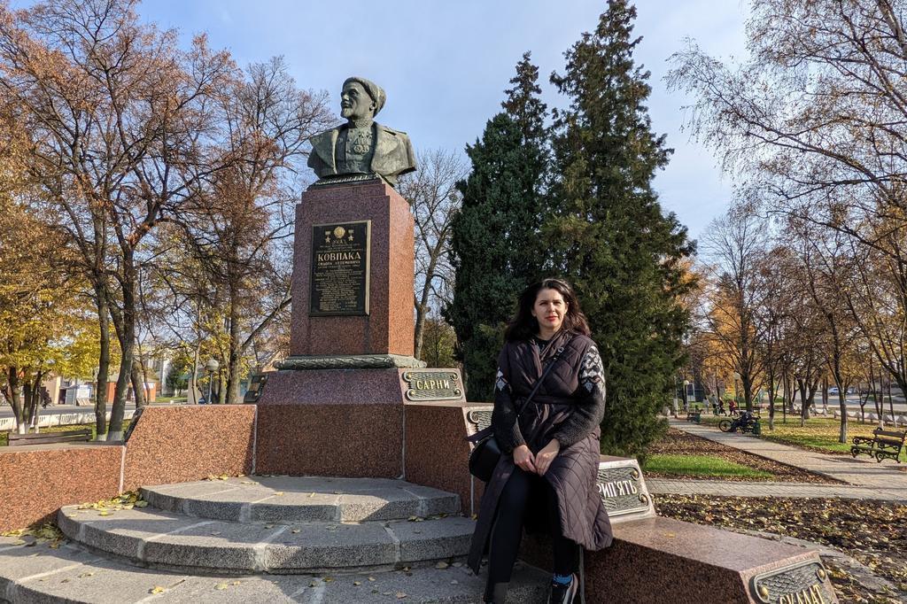 Як виглядає пам’ятник Ковпаку в Котельві та які пам’ятники поруч з ним. Фото