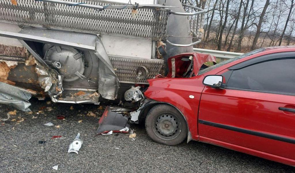На Полтавщині вантажівка зіткнулася з відбійником, а потім в неї влетів легковик