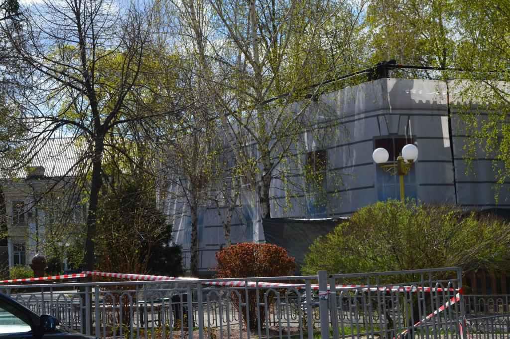 Що зараз відбувається на незаконній забудові біля кінотеатру Котляревського у Полтаві