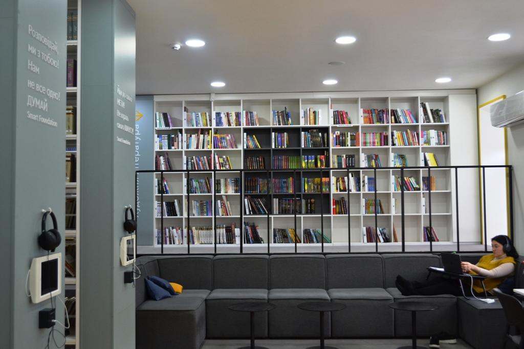 Дитяча кімната, лекторій та мультимедійний клас: у Козельщині перетворили бібліотеку на сучасний смарт-простір. ФОТО