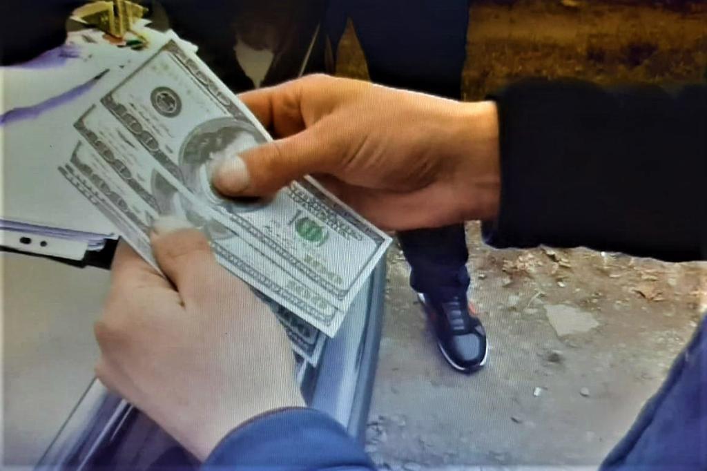 На Полтавщині троє осіб змусили чоловіка написати боргову розписку на 2,5 тисячі доларів