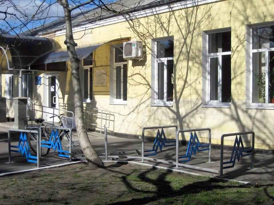 У Миргороді встановили велопарковки з символами миру та скоро запрацює прокат