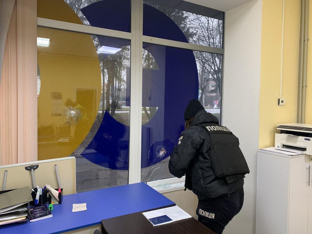 В офісі «Європейської Солідарності» у Полтаві розбили вікно
