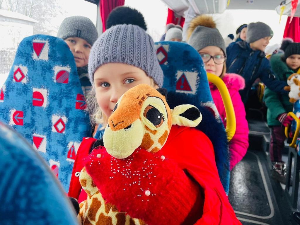 Шість підлітків із Бельгії купили автобус для українських школярів