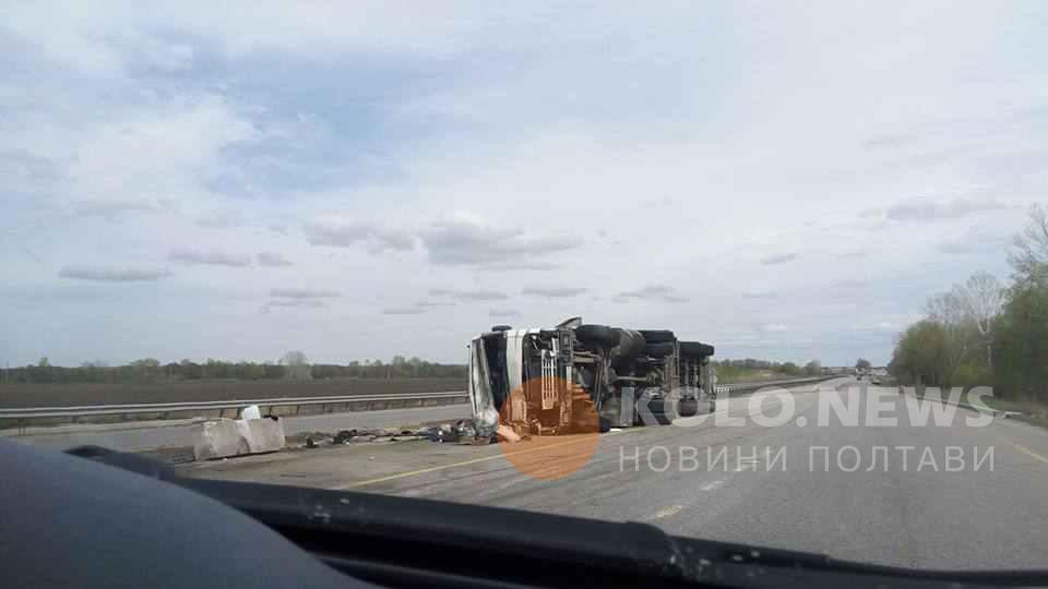 Під Решетилівкою на Полтавщині перекинулась фура