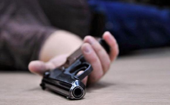У Полтаві знайшли мертвого чоловіка у власній квартирі, поруч –  пістолет