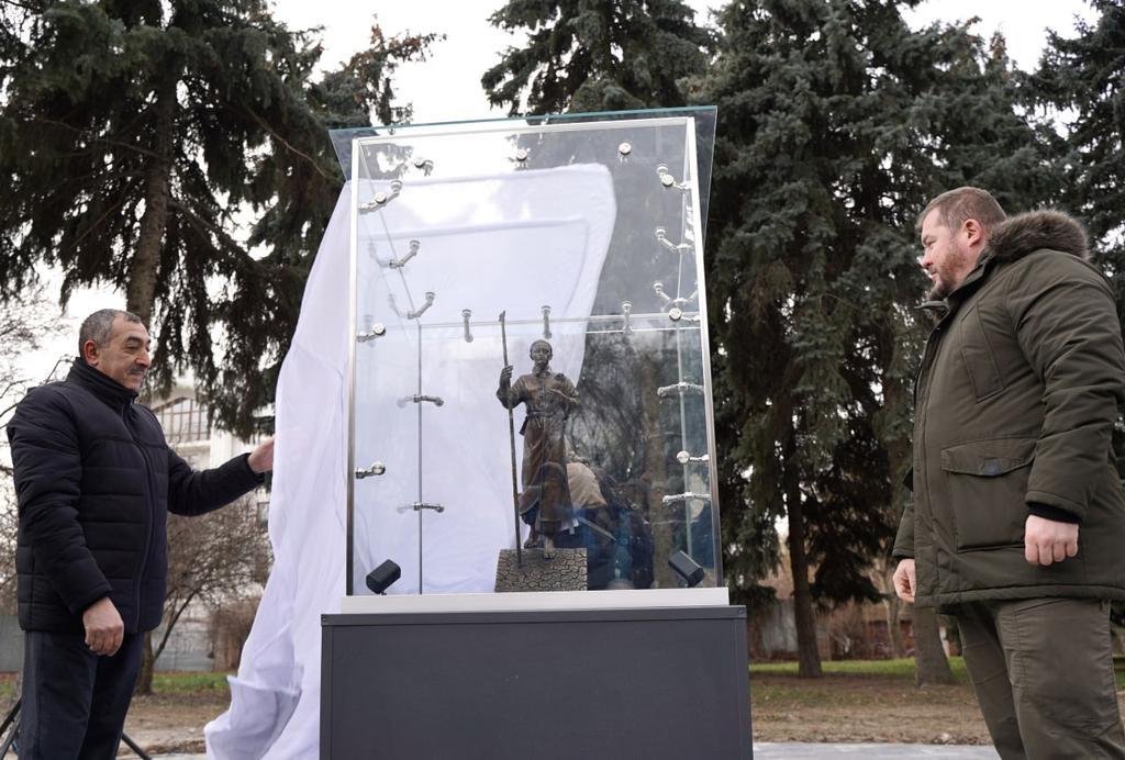 У полтавському парку встановили мініскульптуру Григорія Сковороди