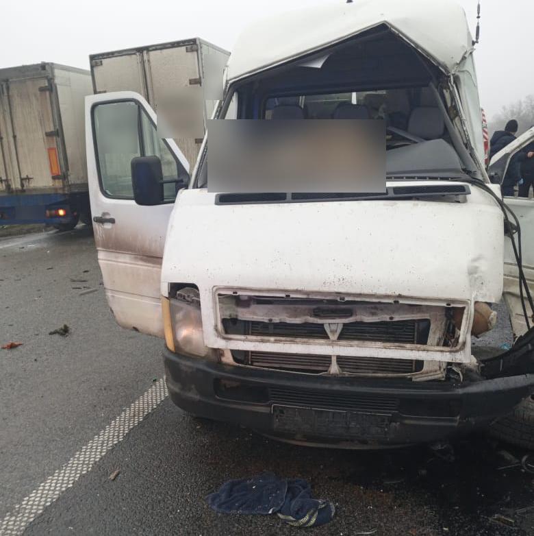 Під Полтавою мікроавтобус зіткнувся з вантажівкою: троє чоловіків травмовані