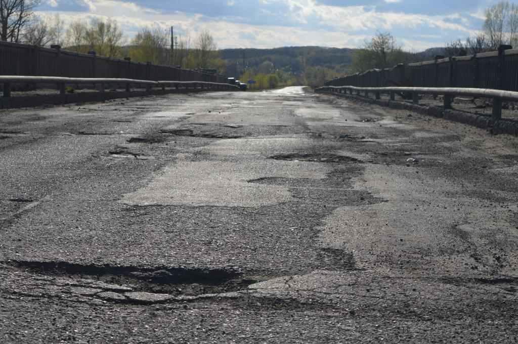 Аварійний міст на Полтавщині скоро впаде, але рух там не припиняють. ФОТО. ВІДЕО