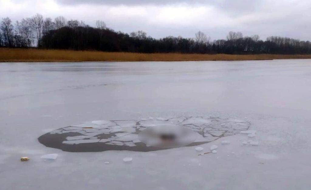 На Полтавщині біля водойми виявили автівку, а її господаря – під кригою