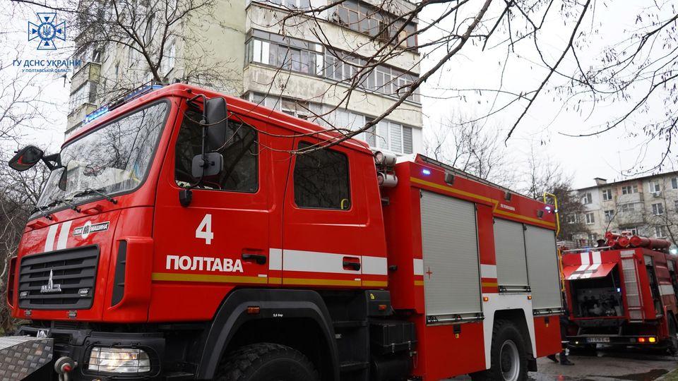 У Полтаві горіла квартира в багатоповерхівці: вогнеборці врятували чотирьох осіб