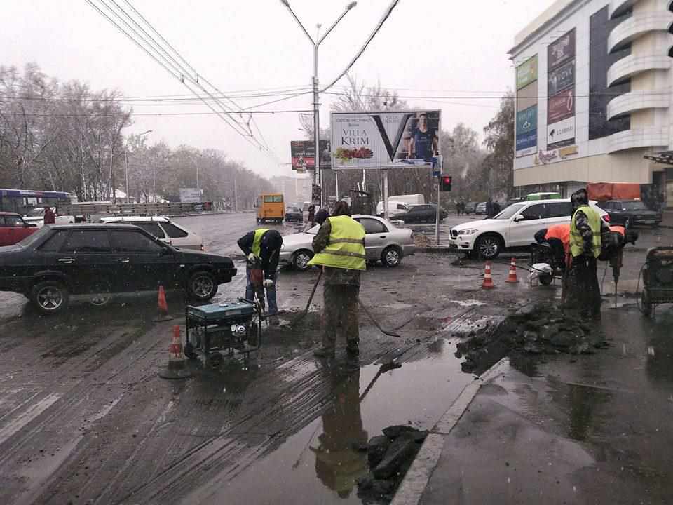 Сніг і дощ не завада: у Полтаві ремонтують дорогу