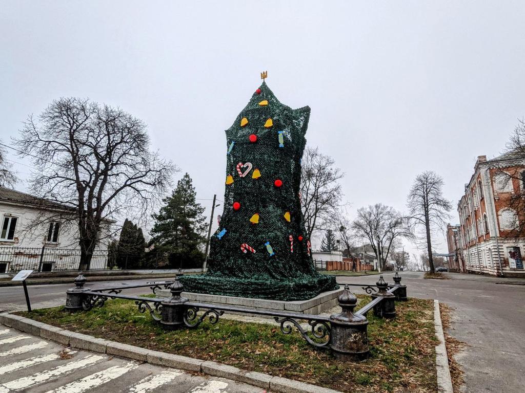 Як у Полтаві з пам’ятника зробили «ялинку». Фото