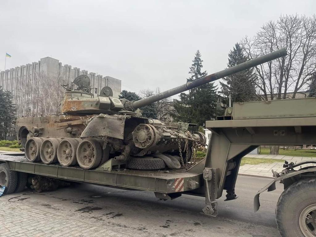 У Кременчуці на центральній площі встановили знищений російський танк 