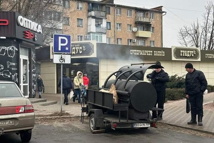 Це Полтава. Шашличка на парковці для людей з інвалідністю. Фото
