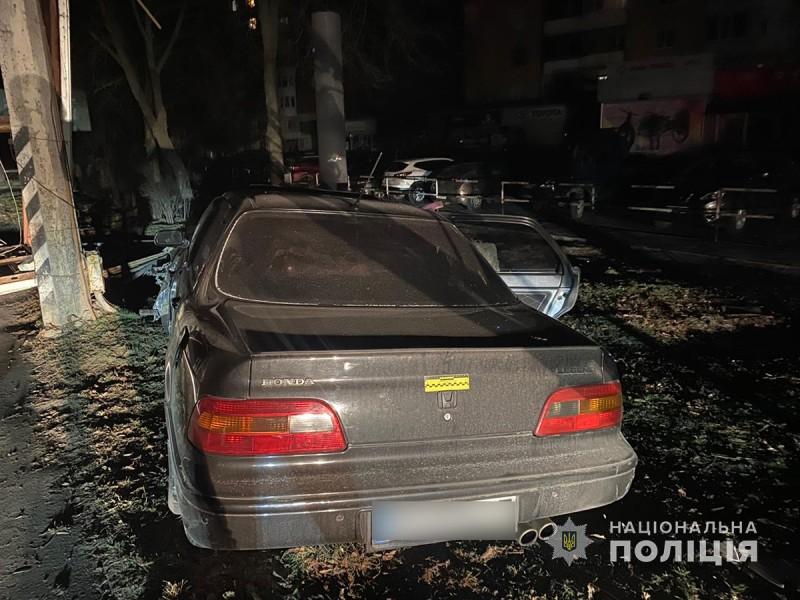 У Полтаві легковик протаранив бетонну опору: двоє постраждалих