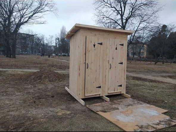 У Полтаві на територіях шкіл почали ставити вуличні вбиральні