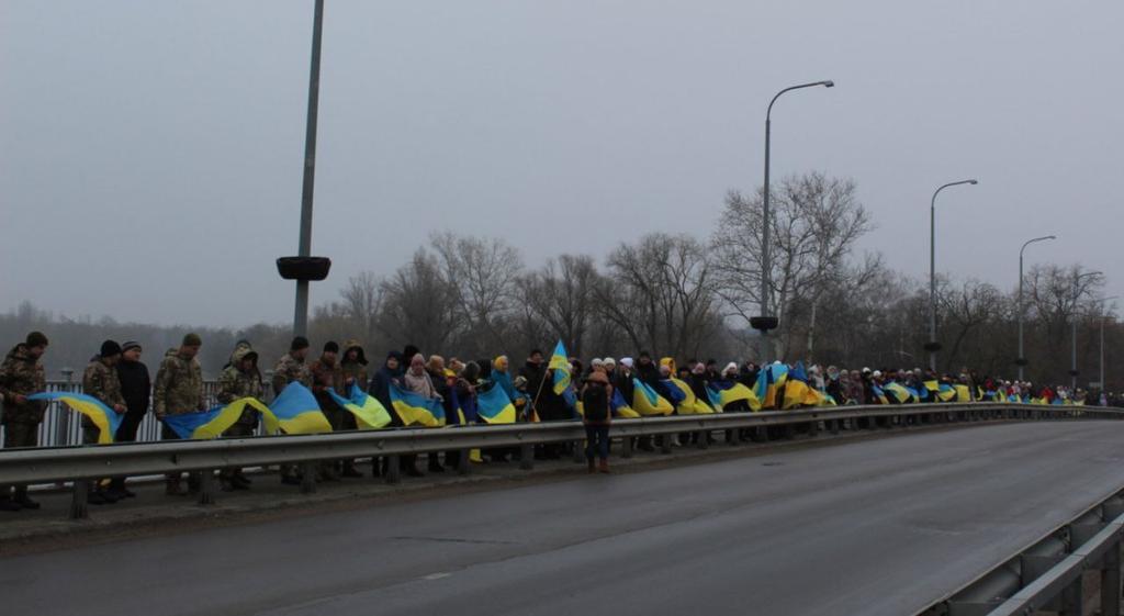 На Полтавщині "живим ланцюгом" з'єднали два береги річки