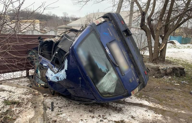 На Полтавщині легковик злетів з дороги і перевернувся