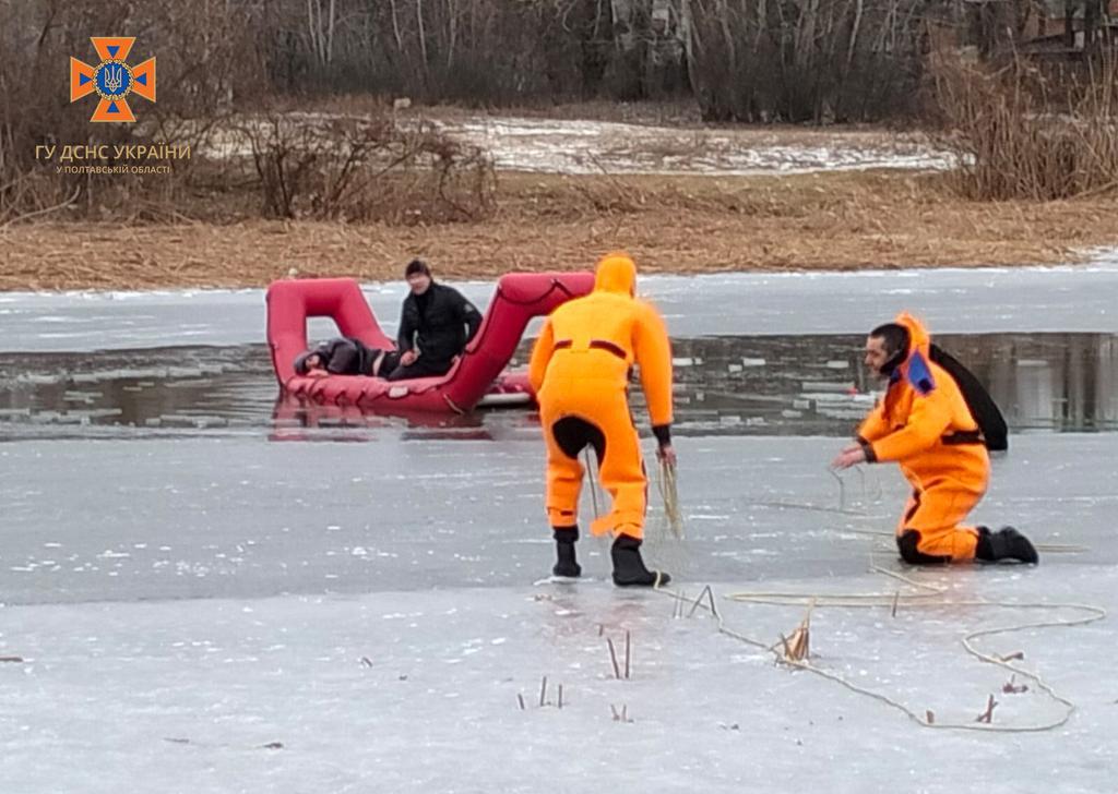 У Полтаві врятували чоловіка, який провалився під кригу