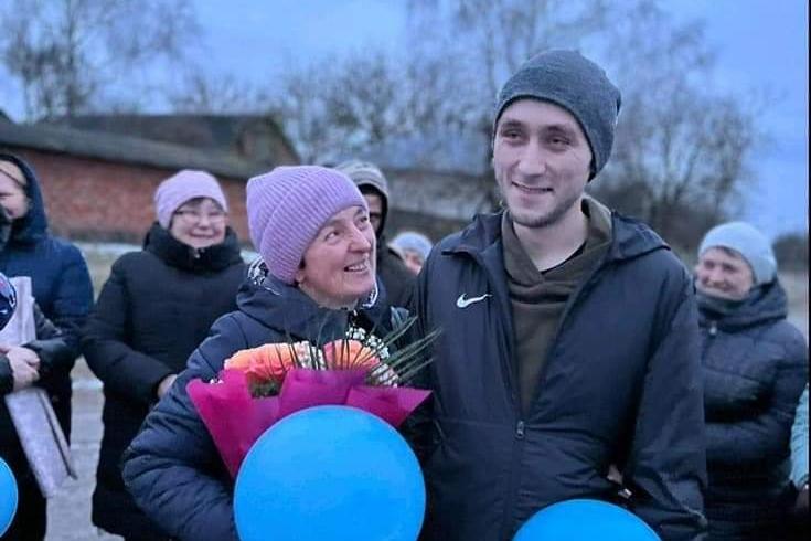 Як на Зіньківщині зустрічали земляка, який повернувся з полону