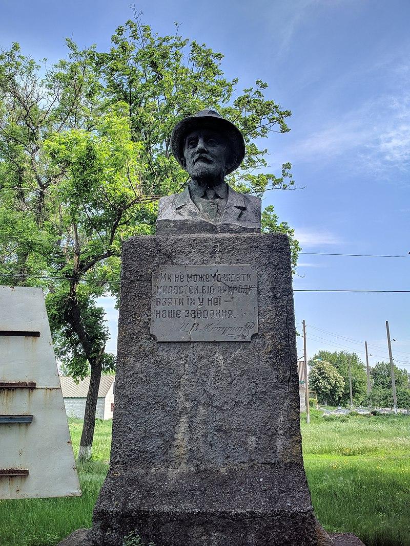 На Полтавщині  демонтували пам’ятник-погруддя сталіністу Мічуріну