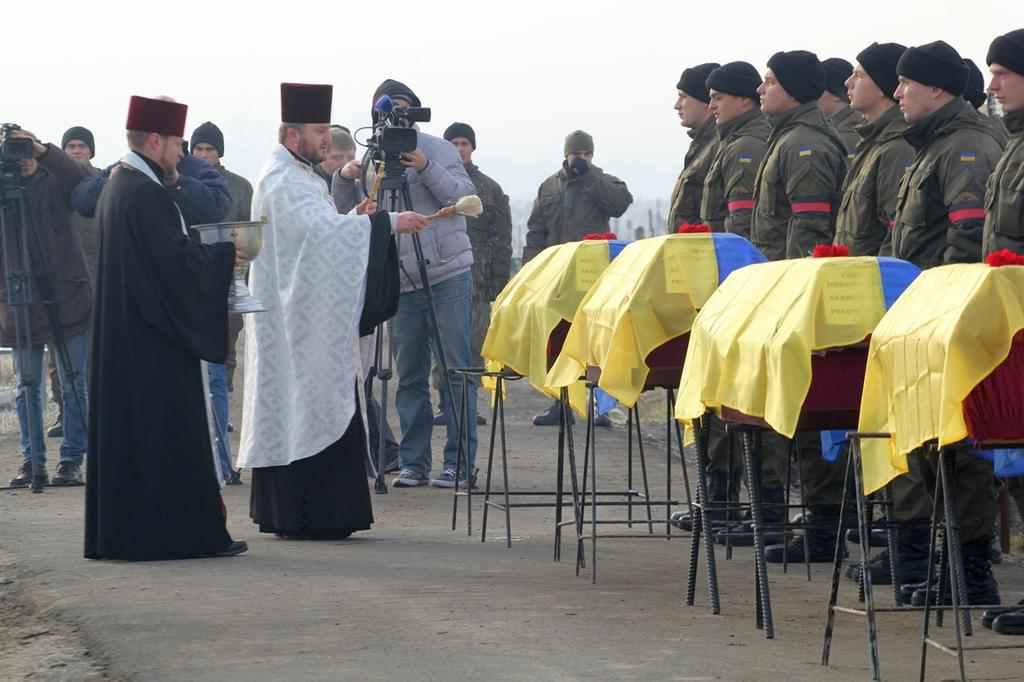 Кабмін хоче збільшити допомогу на поховання бійців у 14 разів