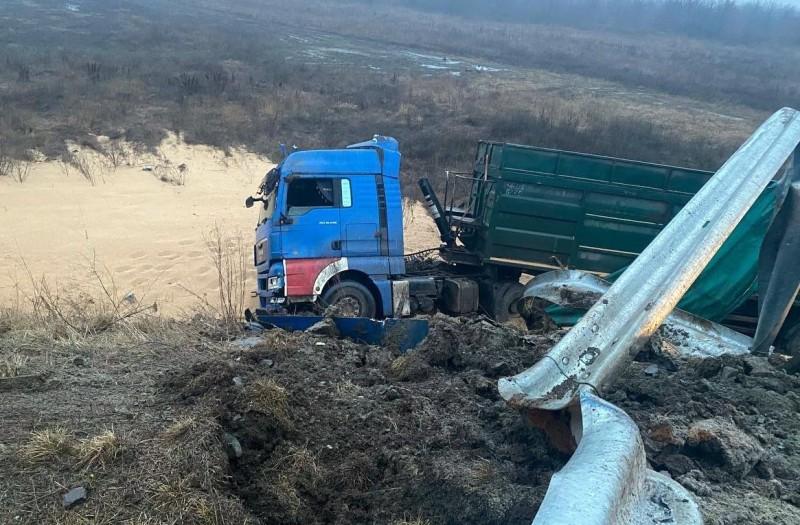 На Полтавщині вантажівка протаранила відбійник і з’їхала з автодороги