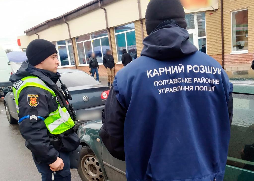 У Полтаві завдяки неправильному паркуванню виявили незаконну зброю і боєприпаси