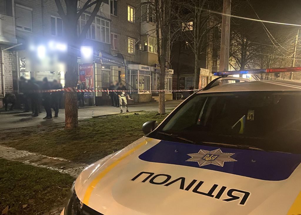 У центрі Кременчука чоловік отримав ножове поранення: підозрюваного затримали правоохоронці