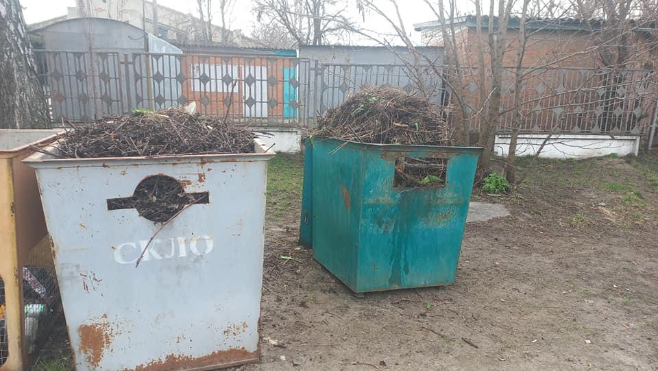 Зворотній бік подрібнювання гілок: повні сміттєбаки на Котелевщині