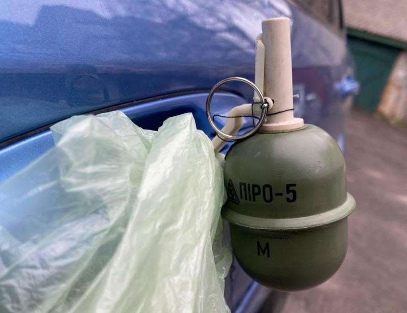 На Полтавщині чоловікові до дверцят авто прив’язали гранату