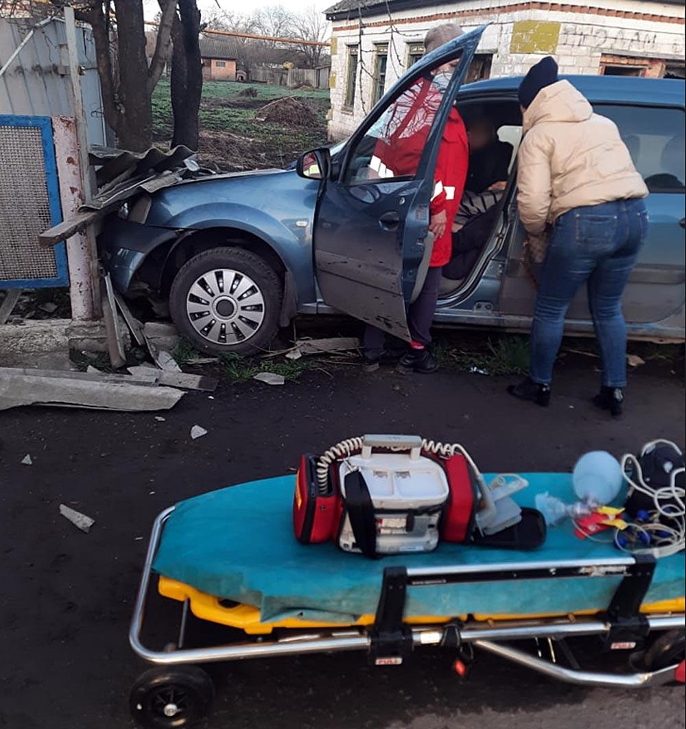 З'їхав з дороги та врізався у паркан: правоохоронці Полтавщини встановлюють причину смерті водія
