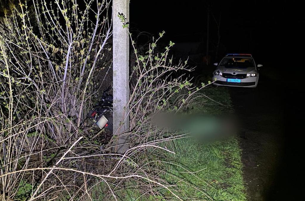 На Полтавщині загинув мотоцикліст: кермувальник протаранив електроопору
