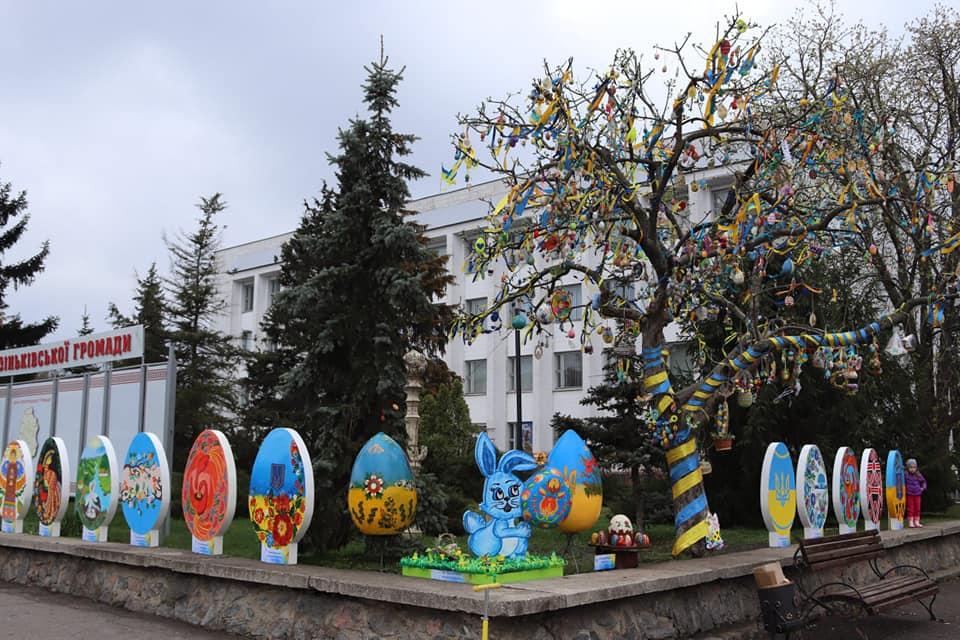 У Зінькові прикрасили великоднє дерево та встановили святкову інсталяцію