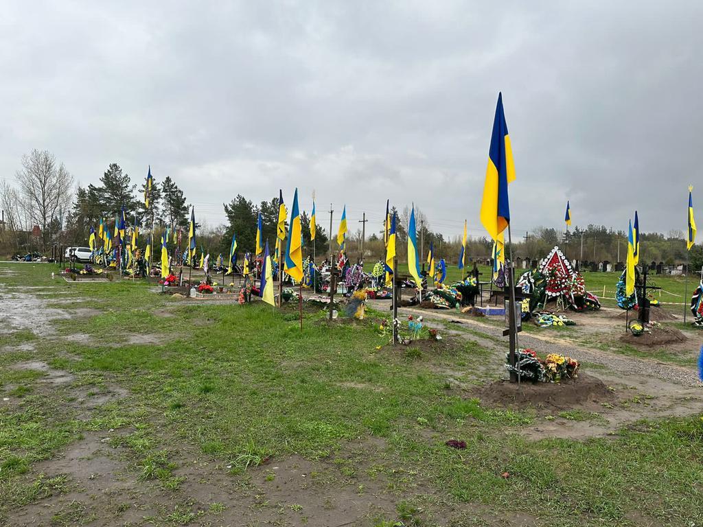 Брав хабарі за поховання військових: правоохоронці затримали полтавського посадовця