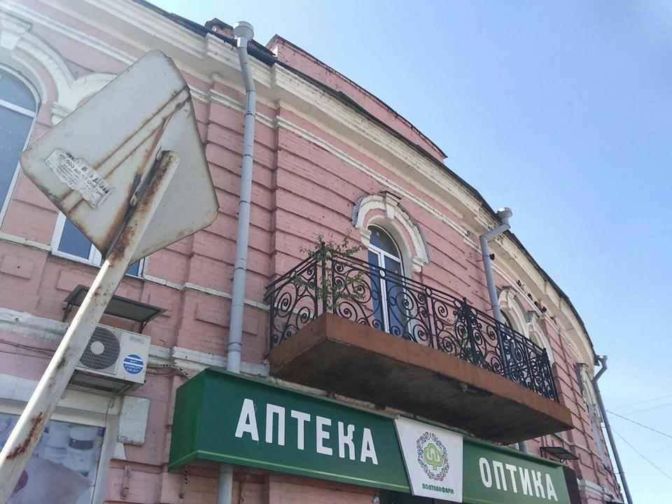 На полтавському будинку росте дерево. ФОТОФАКТ