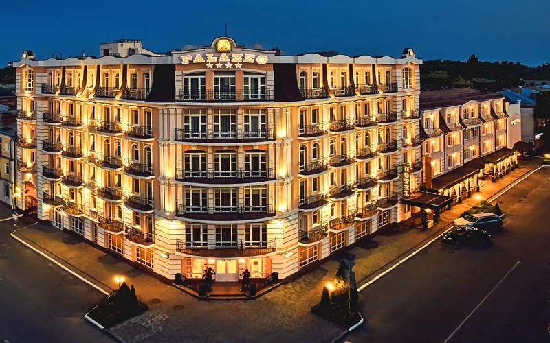Фасад готелю у Полтаві очистили від російських символів. ФОТО