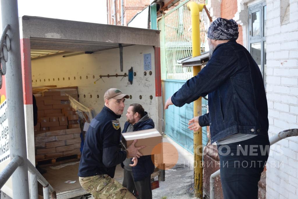 Полтавські волонтери отримали і розвантажили 11 тон парафіну для окопних свічок