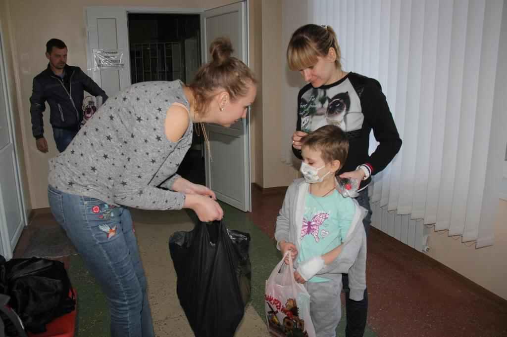 Небайдужі люди завітали до хворої Маші Швидь, аби передати допомогу