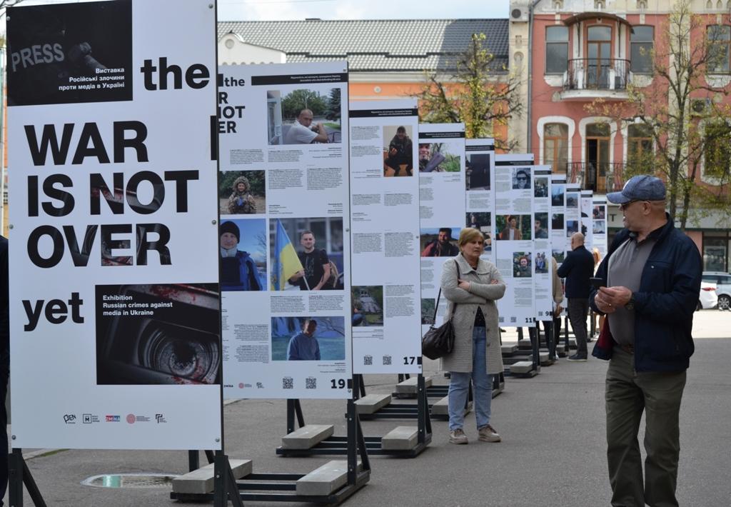 На війні загинуло понад 50 українських та закордонних медійників: у Полтаві відкрилася документальна виставка. ФОТО