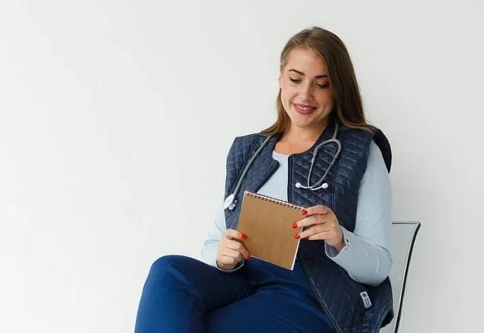 Чим так відомі медичні жилетки? «Білий Халат» звертає увагу