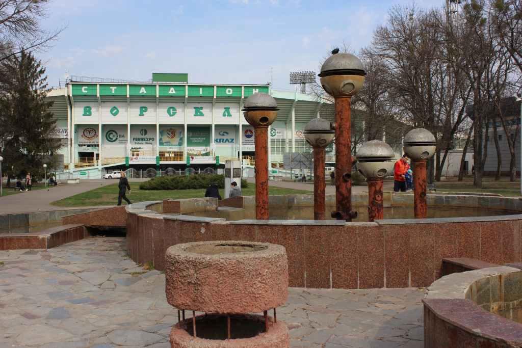 Хто відповість за фонтан, який розсипається у центрі Полтави. ФОТОФАКТ